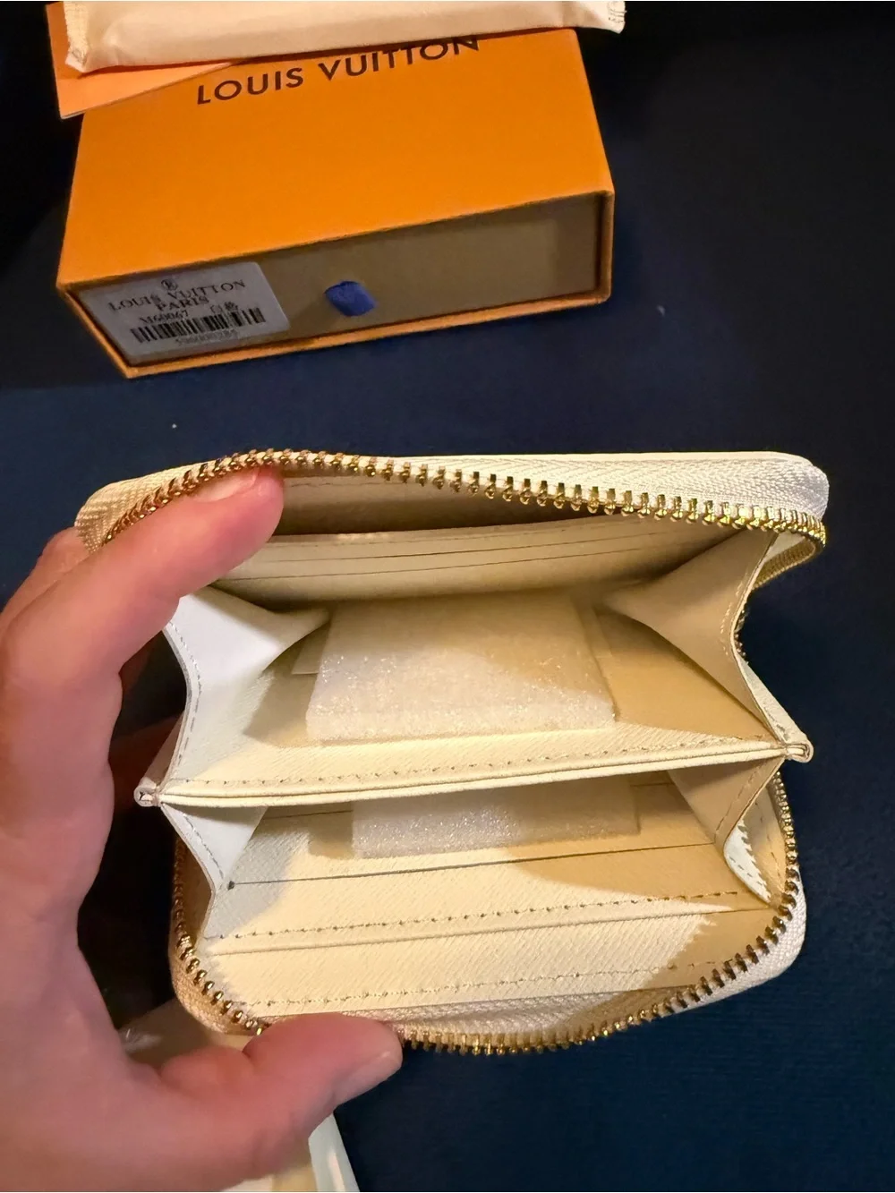 Source Unknown White and Gray Checkered Zip Card Wallet